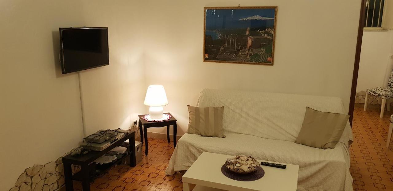 Casa Capri Lägenhet Giardini Naxos Exteriör bild