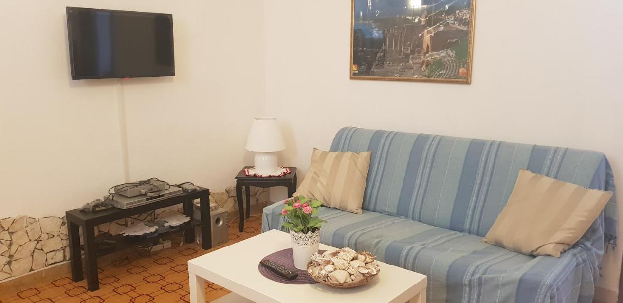 Casa Capri Lägenhet Giardini Naxos Exteriör bild